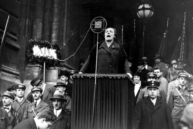 Historische Aufnahme einer Rede bei einer Veranstaltung der Arbeiterwohlfahrt.